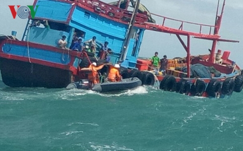 Lực lượng cứu nạn tiếp cận tàu cá vớt được 13 thuyền viên