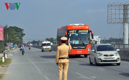 Lực lượng CSGT mở cao điểm đảm bảo trật tự an toàn giao thông.