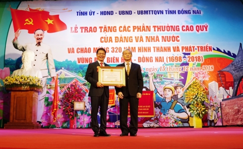 Ông Trần Bá Dương và THACO nhận Huân chương Lao động hạng Nhất.
