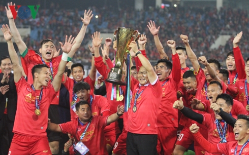 HLV Park Hang Seo nâng cao chức vô địch AFF Cup 2018 (Ảnh: Dương Thuật).