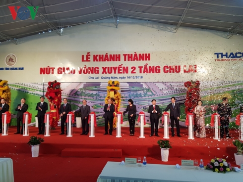 Thủ tướng Nguyễn Xuân Phúc và các đại biểu cắt băng khánh thành công trình nút giao vòng xuyến.