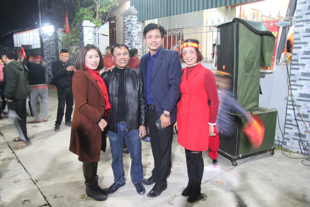 Người hâm mộ chụp ảnh lưu niệm với ông Nguyễn Quang Thuần (đứng thứ 2 từ trái sang).