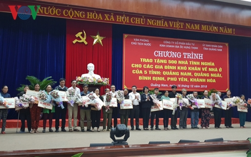 Trao quà tượng trưng tặng các gia đình chính sách ở Quảng Nam.