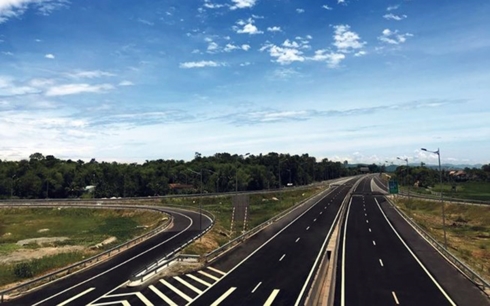 Cao tốc Đà Nẵng - Quảng Ngãi là tuyến đường bộ cao tốc đầu tiên ở miền Trung.
