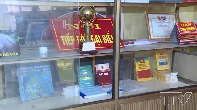 Tại thôn Trường Sơn, xã Quảng Thịnh, thành phố Thanh Hóa, khi biết chúng tôi ghi hình, thì sách mới được chở đến đặt tại nhà văn hóa. Còn tủ sách thì trước đó dùng để đựng đồ.