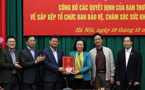 Phó Bí thư Thường trực Thành ủy Ngô Thị Thanh Hằng trao Quyết định sắp xếp tổ chức Ban Bảo vệ, chăm sóc sức khỏe cán bộ thành phố Hà Nội