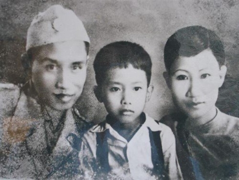 Vợ chồng Đại tướng L&ecirc; Trọng Tấn với con trai L&ecirc; Đ&ocirc;ng Hải. (Ảnh: VTC)