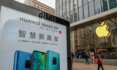 Hình ảnh sản phẩm của Huawei và biểu tượng của Apple. Ảnh: Epoch Times.
