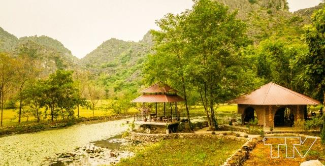 Suối ấu nên thơ, uốn mình quanh động Tiên Sơn.
