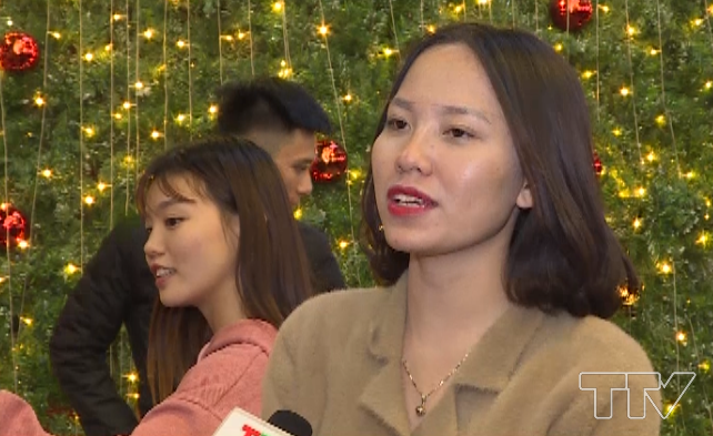 Chị Lưu Thị T&igrave;nh - Huyện Hậu Lộc: Đ&acirc;y l&agrave; lần đầu ti&ecirc;n m&igrave;nh l&ecirc;n th&agrave;nh phố chơi Noel, m&igrave;nh thấy kh&ocirc;ng kh&iacute; rất vui, nhộn nhịp, mọi người đi chơi rất vui vẻ v&agrave; hạnh ph&uacute;c.
