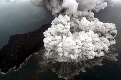 Núi lửa Anak Krakatau phun tro bụi khổng lồ - Ảnh: Reuters