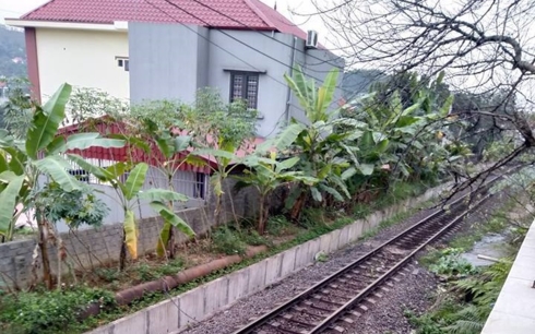 Khu vực đường tàu trước nhà cháu Đ. ( nguồn ảnh: Đời sống Việt Nam)