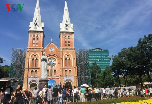 Nh&agrave; Thờ Đức B&agrave; đ&oacute;n đ&ocirc;ng đảo du kh&aacute;ch tới tham quan.