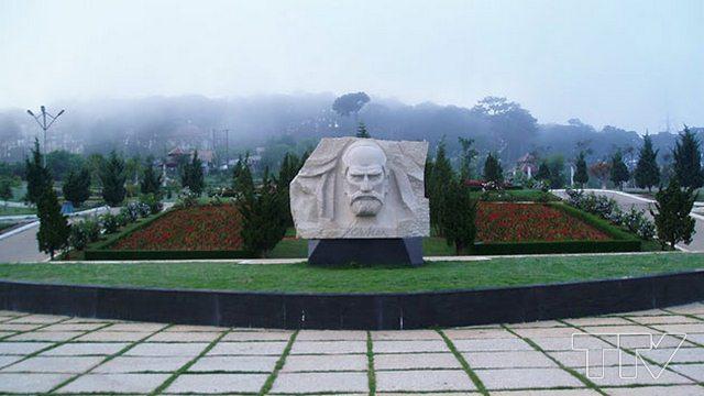 Tượng đài Alexandre Yersin