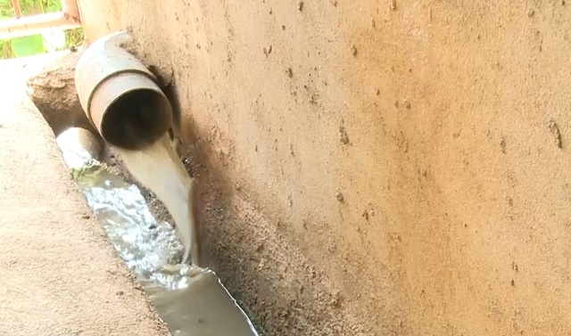Gia đình anh cũng đã đầu tư một hầm biogas để xử lý chất thải, nhưng khi ghi hình đột xuất, phóng viên phát hiện nước thải và chất thải không được thu gom toàn bộ xuống hầm biogas, mà vẫn chảy ra mương sau khu chăn nuôi.