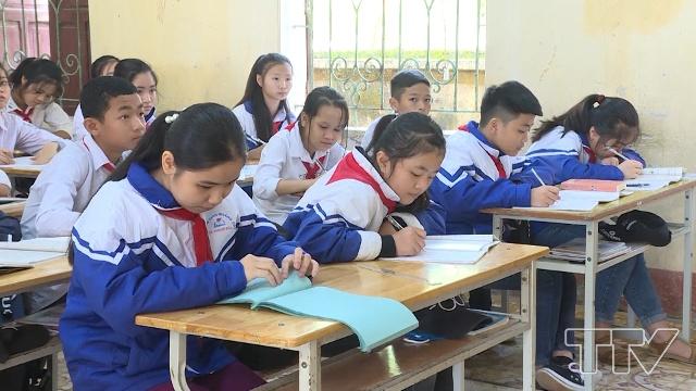 Sau khi tốt nghiệp tiểu học tại lớp chữ nổi của Hội người mù tỉnh Thanh Hóa, em Nguyễn Thị Minh được tiếp tục học cấp 2 tại trường THCS Quảng Cát, thành phố Thanh Hóa. Tại môi trường giáo dục mới, ngoài việc học văn hóa, Nguyễn Thị Minh được trang bị thêm các kiến thức về kỹ năng sống để em có thể hòa nhập với cộng đồng.