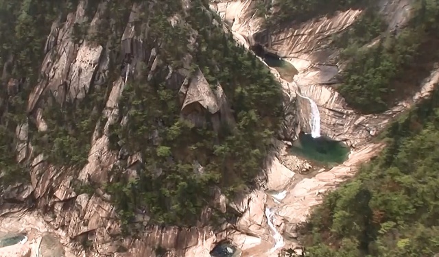 thác Kuryong, một trong ba thác nước đẹp nhất ở Triều Tiên và Hàn Quốc. 