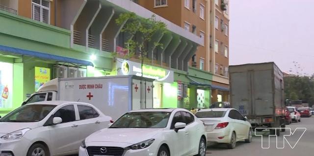 Lòng đường không đủ chỗ đậu, xe ô tô đậu kín luôn cả vỉa hè