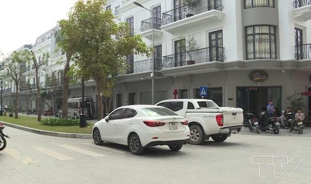Tình trạng xe ô tô đậu sai quy định, choán hết vỉa hè, khu vui chơi công cộng, thậm chí lấn cả lòng đường giao thông diễn ra phổ biến.