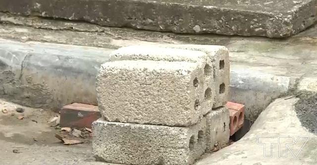 Chặn đá, xếp gạch, rồi treo biển báo cấm đỗ xe là cách mà người dân ở đường Tạnh Xá 1 thực hiện để giữ lối đi cho ô tô của gia đình ra vào nhà. Bởi nếu không làm như vậy, mỗi khi mở cửa nhà để đi ra đường, những chiếc ô tô lạ sẽ đậu chắn mất lối đi.