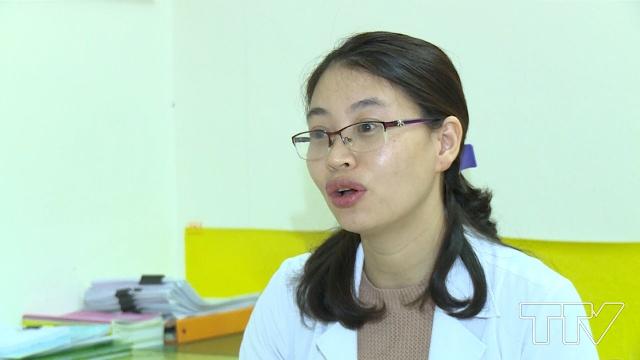 B&aacute;c sĩ Vũ Thị Trang - Ph&oacute; trưởng khoa Chăm s&oacute;c sức khoẻ trẻ em &ndash; Ph&ograve;ng chống suy dinh dưỡng, Trung t&acirc;m CSSKSS Thanh Ho&aacute;: Một bữa ăn s&aacute;ng được khuyến nghị l&agrave; phải đủ gi&aacute; trị dinh dưỡng, năng lượng, đủ 4 nh&oacute;m dinh dưỡng. Tuy nhi&ecirc;n, hiện tại việc quan t&acirc;m vấn đề ăn s&aacute;ng của trẻ chưa được quan t&acirc;m đ&uacute;ng mức, chủ yếu l&agrave; ăn tr&ecirc;n đường hoặc c&aacute;c cổng trường, đ&acirc;y đa phần l&agrave; thức ăn sẵn v&agrave; thiếu &iacute;t nhất từ 1 &ndash; 2 nh&oacute;m dinh dưỡng.