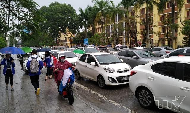 Nhiều khu vuejc trước cổng các trường học đã tắc nghẽn vài giờ đồng hồ do lượng ô tô tăng lên hơn nhiều so với thường ngày.
