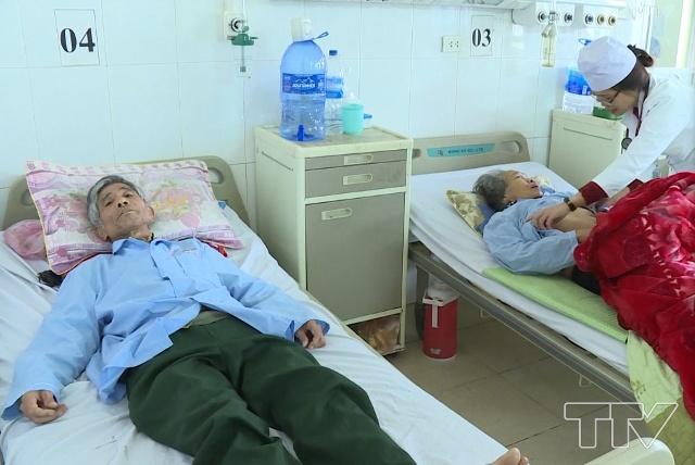 Trong gần 1 tuần trở lại đây, khoa Nội - Tim Mạch, bệnh viện Đa khoa tỉnh Thanh Hóa tiếp nhận gần 150 bệnh nhân, số giường bệnh tại khoa tăng khoảng 25% so với trước.