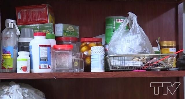 Mặc d&ugrave; biết t&uacute;i nilon c&oacute; hại cho sức khỏe v&agrave; m&ocirc;i trường, nhưng v&igrave; sự tiện dụng của n&oacute;, b&agrave; Lan vẫn sử dụng như một vật kh&ocirc;ng thể thiếu trong gia đ&igrave;nh. Từ đựng đồ, đi chợ mua rau, mua thịt, cho tới đựng r&aacute;c, b&agrave; Lan đều sử dụng t&uacute;i nilon