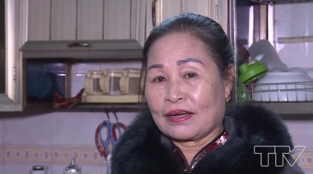 ​B&agrave; Trần Thị Lan - Phường Ba Đ&igrave;nh, Th&agrave;nh phố Thanh H&oacute;a: T&ocirc;i biết d&ugrave;ng t&uacute;i nilon l&agrave; c&oacute; hại cho sức khỏe v&agrave; m&ocirc;i trường nhưng v&igrave; n&oacute; thuận lợi, n&oacute; rẻ n&ecirc;n t&ocirc;i vẫn d&ugrave;ng.