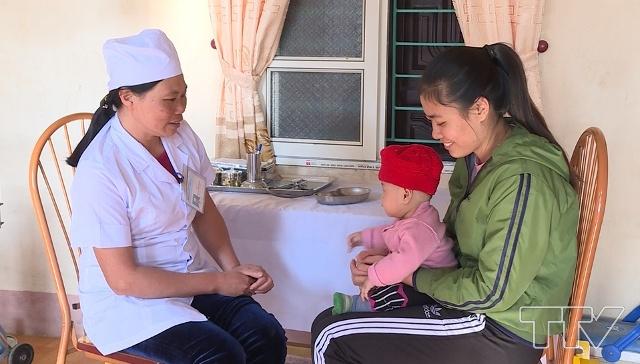 Đến nay, cô con gái đã 6 tháng tuổi của chị Hoàng Thị Thu ở huyện Thiệu Hóa vẫn chưa được tiêm phòng mũi 1, vắc xin 5 trong 1 Quinvaxem. Vắc xin này có tác dụng ngừa 5 bệnh: bạch hầu, ho gà, uốn ván, viêm gan B, viêm màng não do vi khuẩn Hib