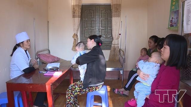Lo lắng là tâm trạng chung của nhiều phụ huynh khi con mình chưa được tiêm ngừa vắc xin 5 trong 1 Quinvaxem từ cuối tháng 9 đến nay. 
