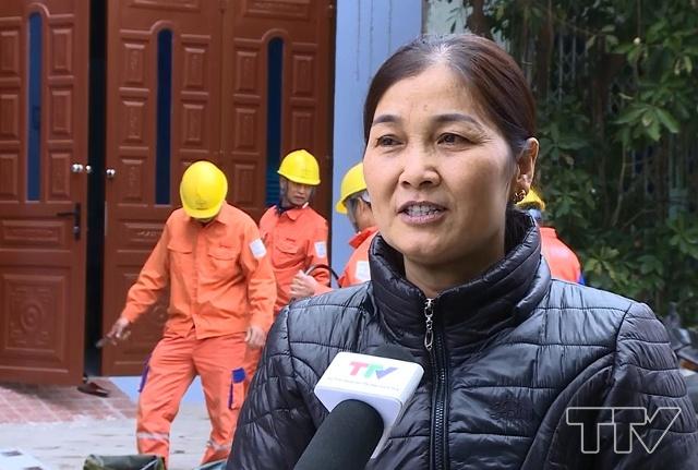 Bà Hoàng Thị Toàn, phố Tân Nam, phường Nam Ngạn, TP. Thanh Hóa: Gia đình tôi thuộc gia đình chính sách. Nhờ có công ty Điện lực Thanh Hóa xuống làm tháng tri ân, giúp gia đình tôi có nguồn điện sáng tốt hơn.