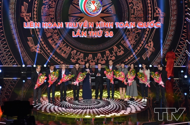 Đại diện Ban Gi&aacute;m khảo Li&ecirc;n hoan truyền h&igrave;nh to&agrave;n quốc lần thứ 38