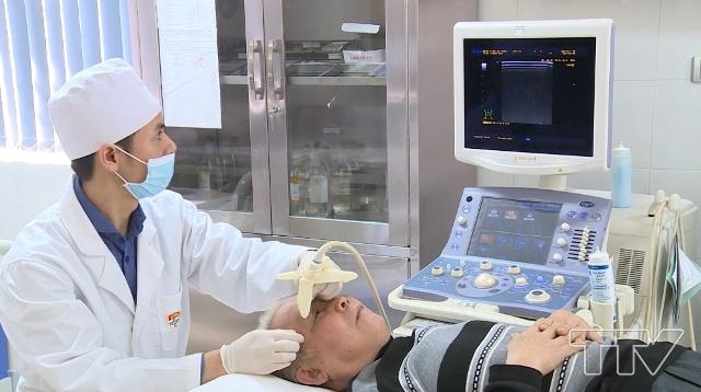 Thạc sĩ - Bác sĩ Lâm Tiến Tùng (Trưởng đơn nguyên giảm đau, Khoa Gây mê hồi sức, Bệnh viện Đa khoa tỉnh) cho biết:  &quot;Sau khi học ở Nhật về, từ ngày 10/10 chúng tôi đã triển khai, thu dung được nhiều bệnh nhân. Nguyên lý thực hiện là sử dụng máy siêu âm tìm dây thần kinh, định vị được vị trí rồi phong bế, tác động vào dây thần kinh đó. &quot;