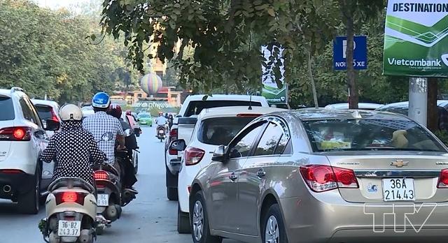 các điểm đậu đỗ phương tiện chưa được quy hoạch bố trí hợp lý và đầy đủ, dẫn đến việc đậu đỗ tràn lan dưới lòng đường gây cản trở giao thông.