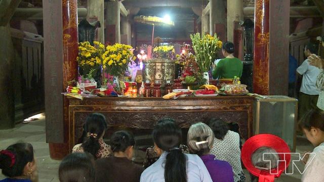 Ng&agrave;y ch&iacute;nh hội năm nay được tổ chức v&agrave;o ng&agrave;y 23/4 (tức 8/3 năm Mậu Tuất). Từ 8h s&aacute;ng đ&atilde; c&oacute; rất đ&ocirc;ng du kh&aacute;ch đến d&acirc;ng hương tưởng nhớ c&ocirc;ng ơn vua L&ecirc; Đại H&agrave;nh- vị vua đầu ti&ecirc;n của nh&agrave; Tiền L&ecirc;.