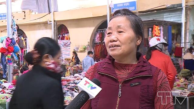 Bà Lê Thị Thuận- Tiểu thương chợ Thiều, xã Dân Lý, huyện Triệu Sơn: “Từ khi được xã quan tâm nâng cấp chợ Thiều lên những người buôn bán rấtđông, mua sắm nhiều hơn, chúng tôi rất phấn khởi”