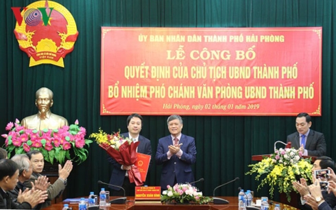 Ông Nguyễn Xuân Bình, Phó Chủ tịch Thường trực UBND thành phố Hải Phòng trao quyết định cho ông Nguyễn  Ngọc Tú.