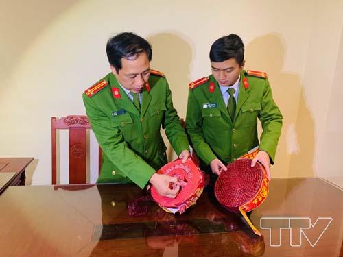 Cảnh sát kinh tế đang kiểm tra số pháo thu được