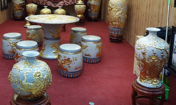 Bình và bộ bàn ghế gốm sứ được rao bán
