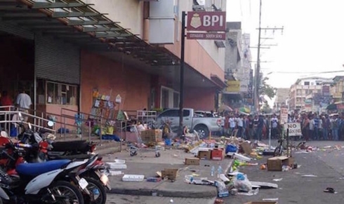 Hiện trường vụ đánh bom ở trung tâm mua sắm Philippines hôm 31/12. Ảnh: Reuters.