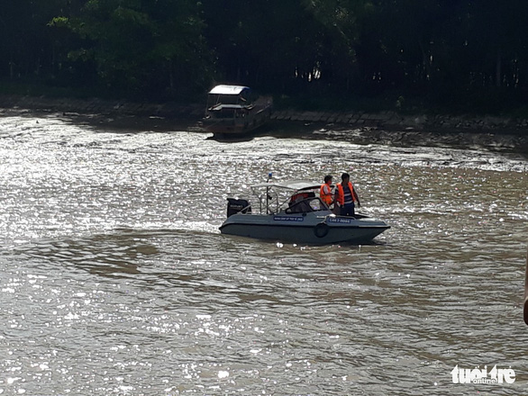 Lực lượng cảnh sát phòng cháy chữa cháy và cứu hộ cứu nạn tìm kiếm các nạn nhân mất tích - Ảnh: HOÀI THƯƠNG