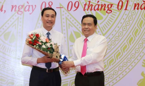 Chủ tịch Uỷ ban Trung ương MTTQ Việt Nam Trần Thanh Mẫn chúc mừng tân Phó Chủ tịch Phùng Khánh Tài. (ảnh: Vinh Quang)