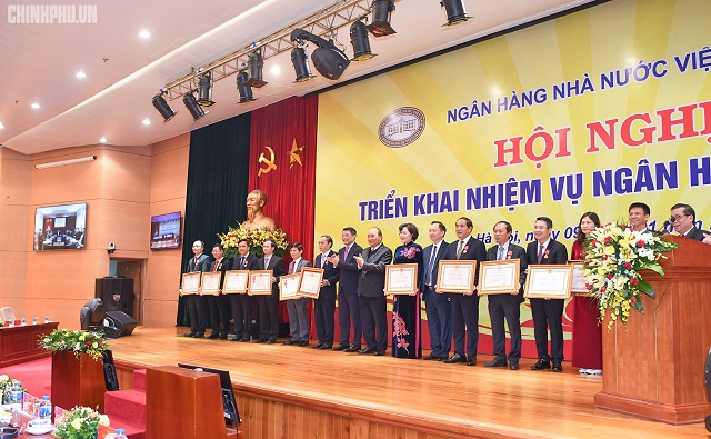 Thủ tướng trao phần thưởng cho tập thể và các cá nhân có thành tích xuất sắc của Ngân hàng Nhà nước. Ảnh: VGP/Quang Hiếu