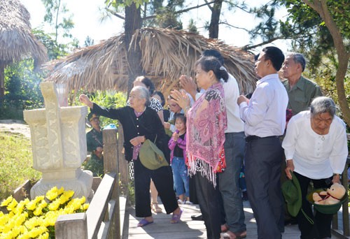 Người dân dâng hương viếng mộ Đại tướng Võ Nguyên Giáp