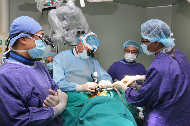 Chuyên gia người Bỉ Robert Hes đang mổ thị phạm và truyền thụ kinh nghiệm phẫu thuật hàn xương liên thân đốt đường bên ít xâm lấn tại Khoa Phẫu thuật cột sống, Viện Chấn thương Chỉnh hình Bệnh viện Việt Đức (Hà Nội)