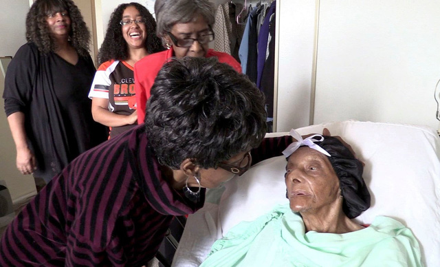 Bà Lessie Brown (phải), được cho là người cao tuổi nhất nước Mỹ, vừa qua đời ngày 8-1 - Ảnh: AP