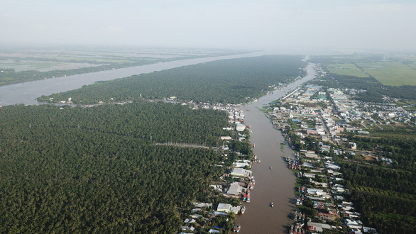 Sông Cái Bé (bên phải) và Cái Lớn đoạn gần vịnh Rạch Giá - Ảnh: CHÍ QUỐC