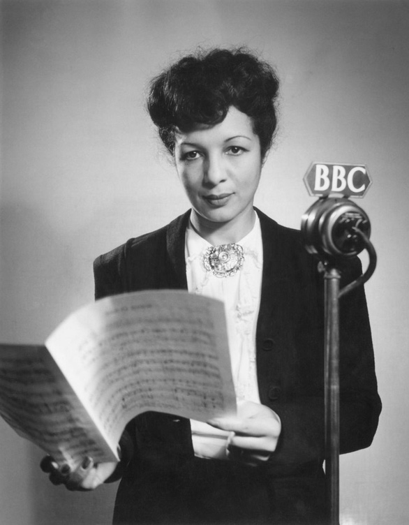 Evelyn Dove hát trên đài BBC radio vào năm 1939 - Ảnh BBC