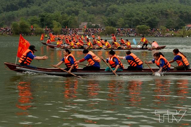 Tác phẩm: Lễ hội đua thuyền  Tác giả: Nguyễn Anh Huấn